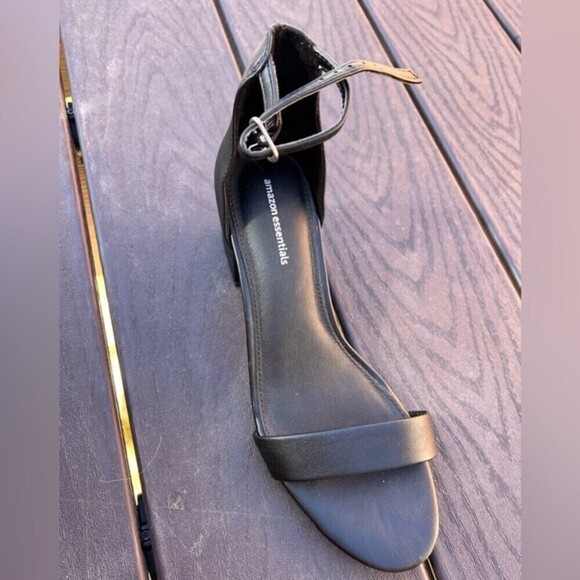 Amazon essentials women's two Strap Heeled Sandal. Used. Size 8.5 - Picture 3 of 6